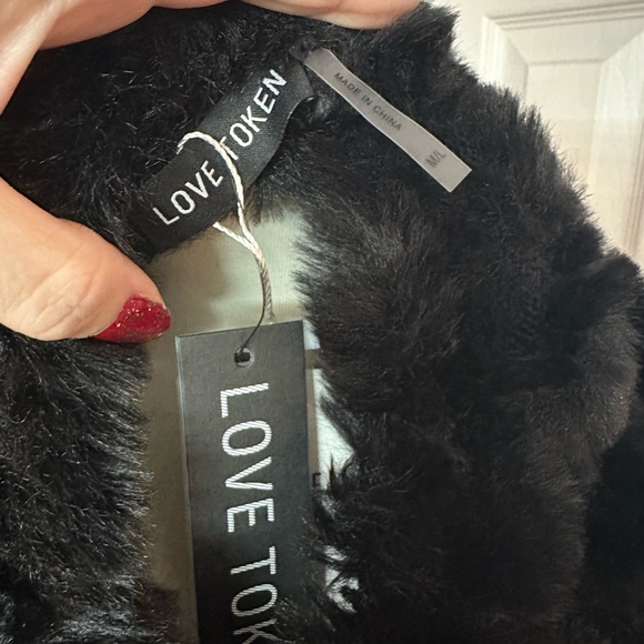 Love Token Black Faux Fur Poncho NWT size M/L - Picture 5 of 5